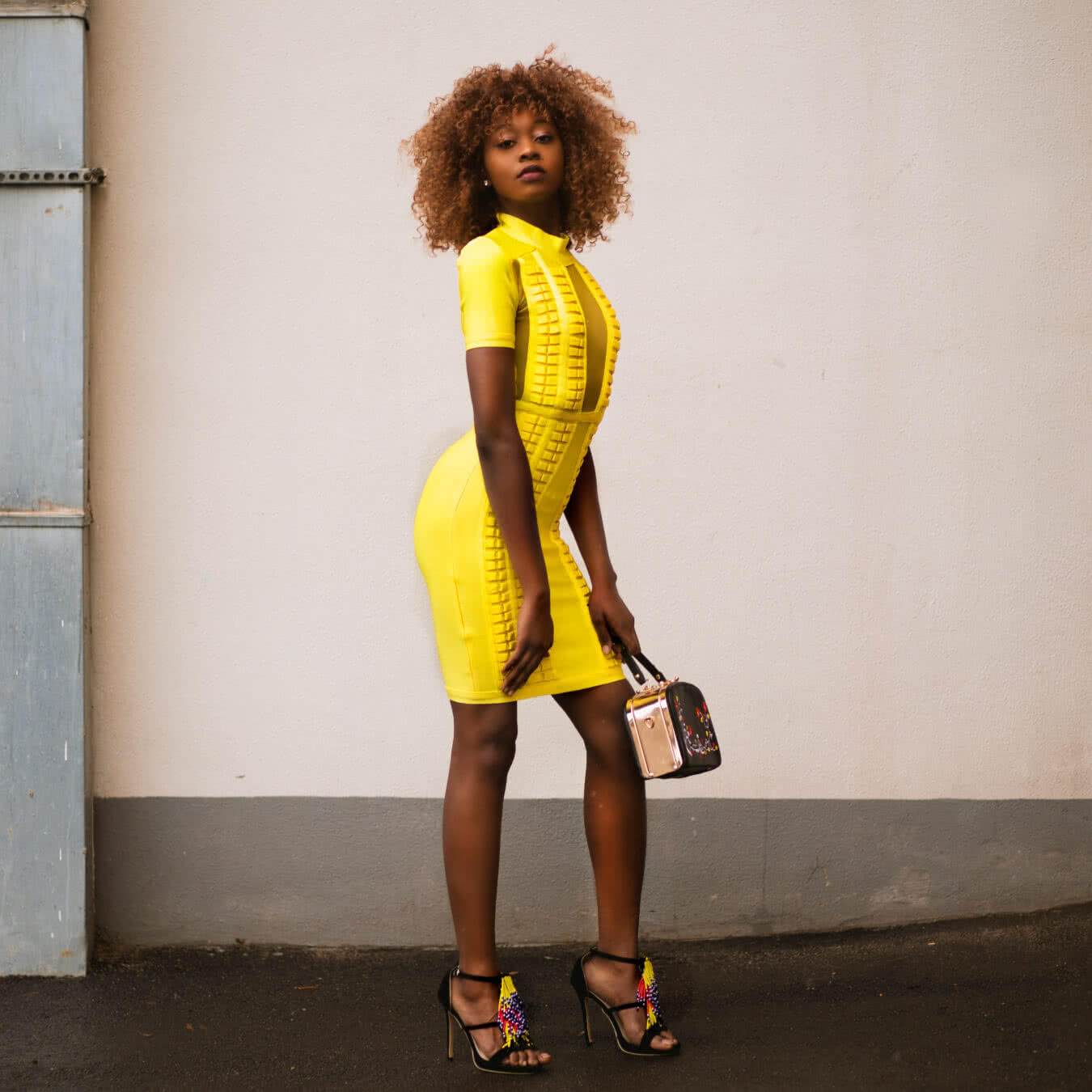 Желтое платье с узором