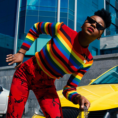 Яркий джемпер с полосками